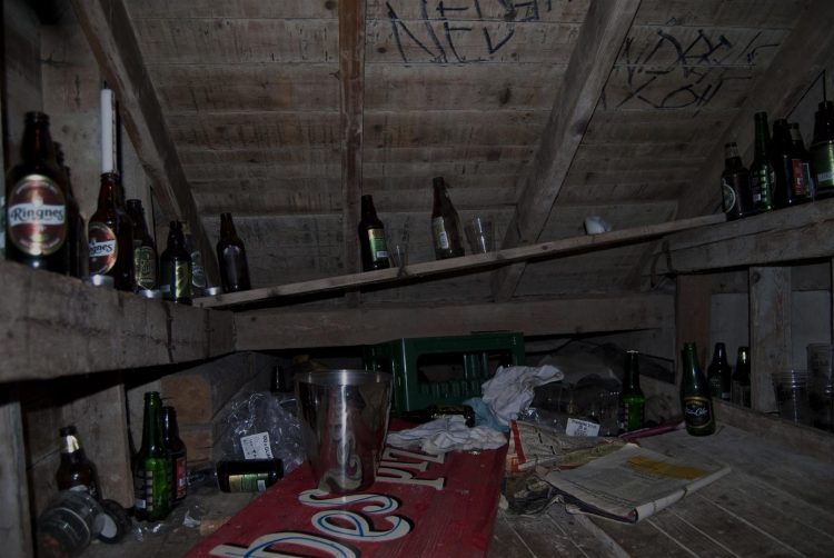 Truseloftet består av store mengder gamle Hansa-flasker, som vitner om at studenter har oppholdt seg der. Foto: UE Norge