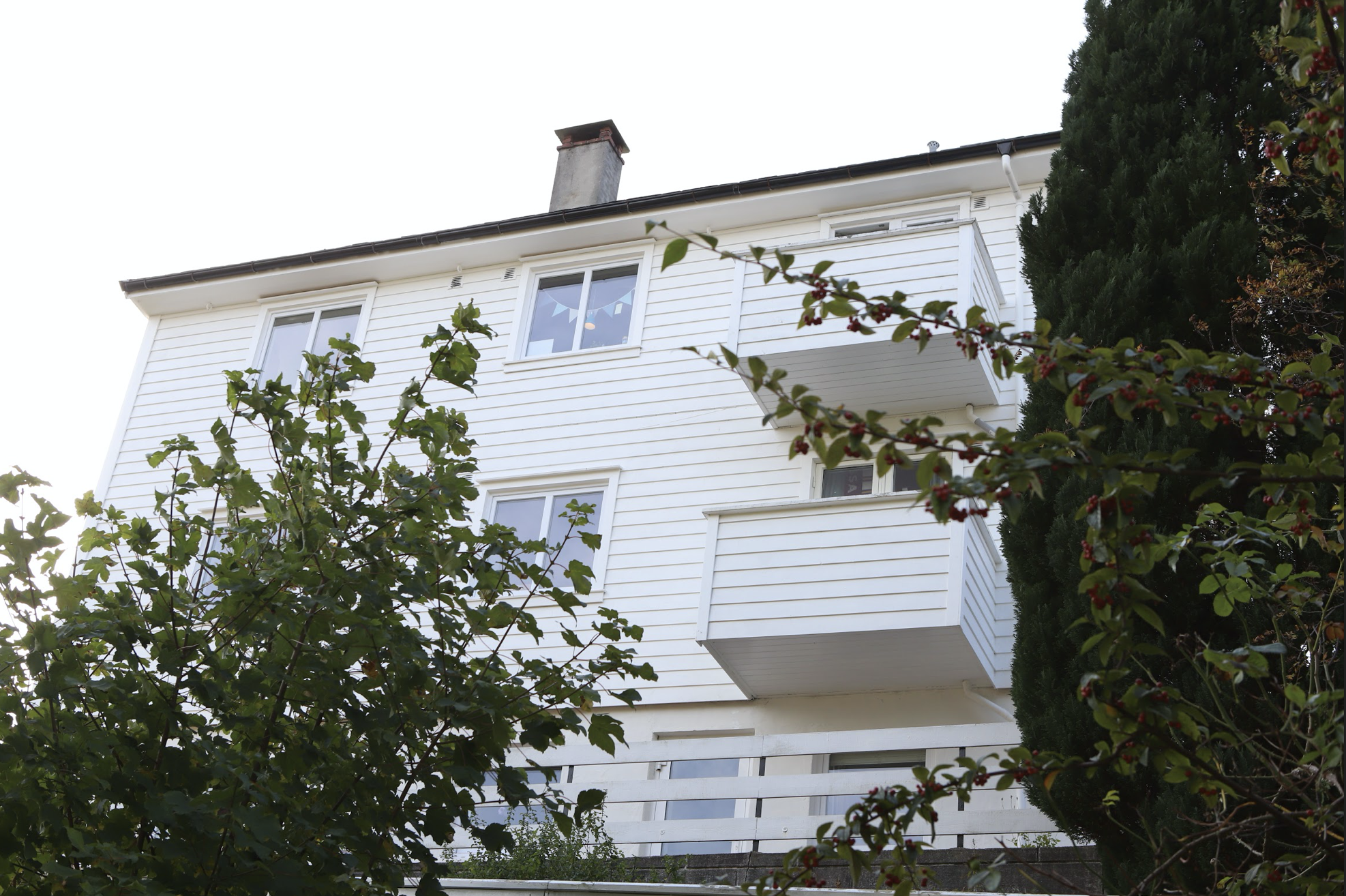 I en leilighet i denne boligen i Bergen ble kvinnen (20) funnet død. Hennes venn, en mann på 19 år, er siktet for drap. FOTO: Anton Vu / Foto NHHS
