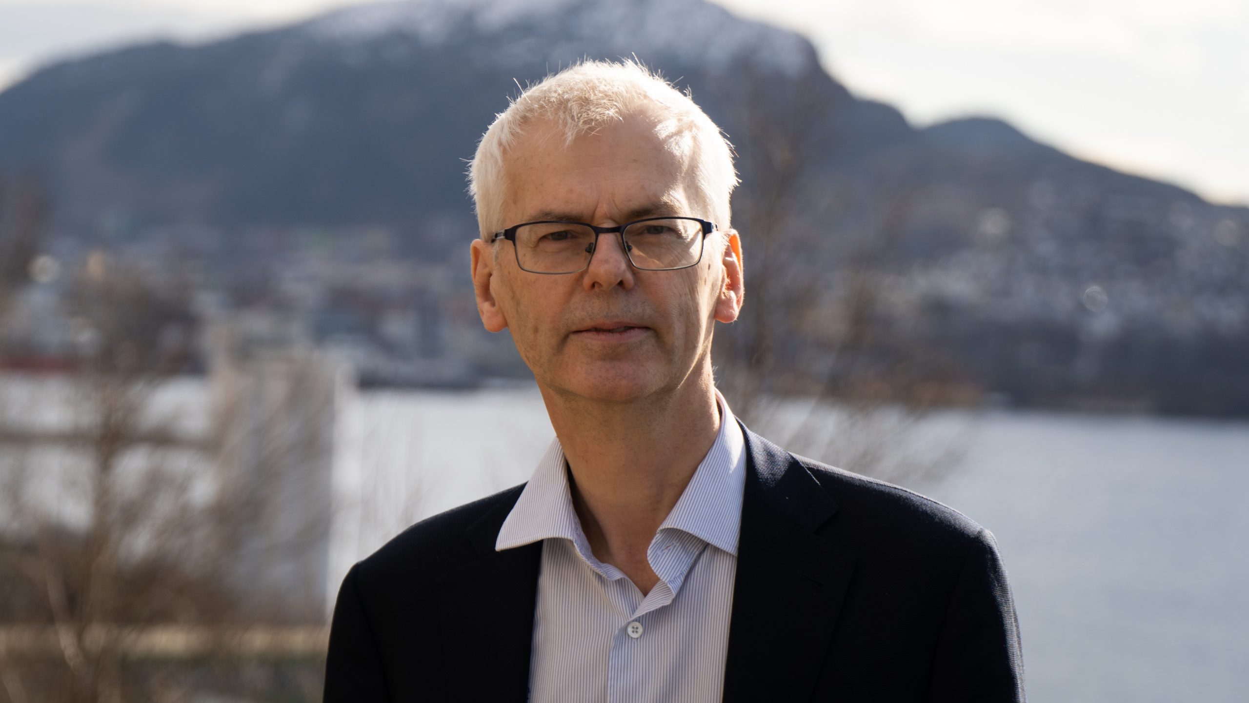 NHH-rektor Øystein Thøgersen med innseilingen til Bergen i bakgrunnen. Foto: Einar Mar Malmquist/Foto NHHS.