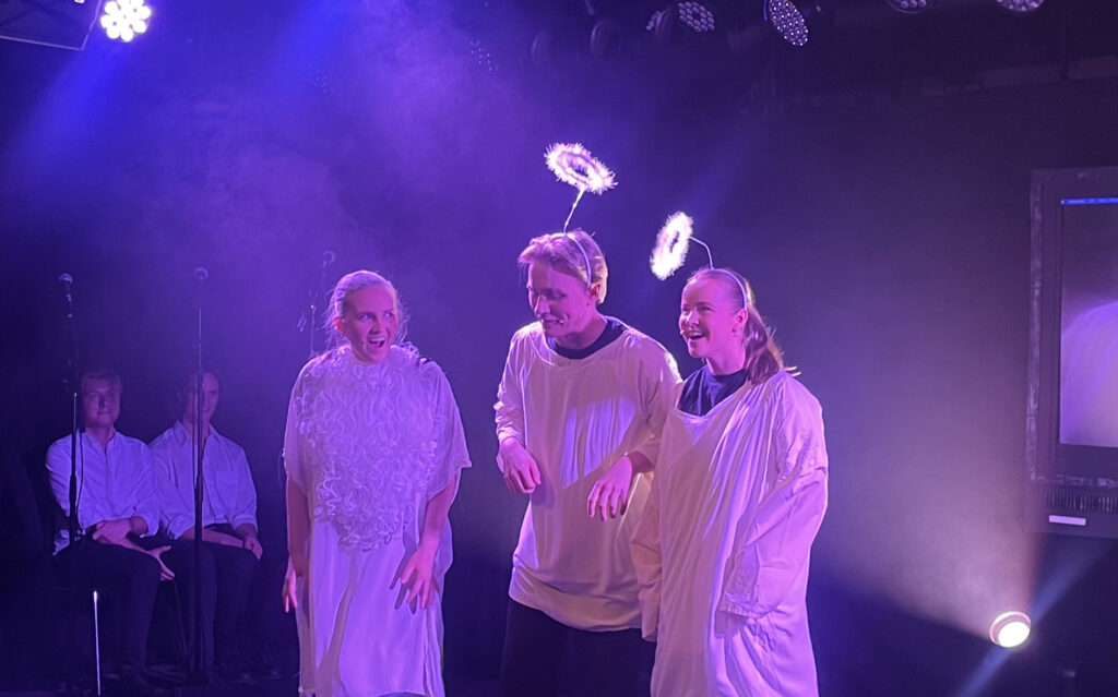 Mathilde Danø, Thomas Aasheim og Linnea Asplund portretterer Gud og englene hans. Foto: Nora Grimsmo