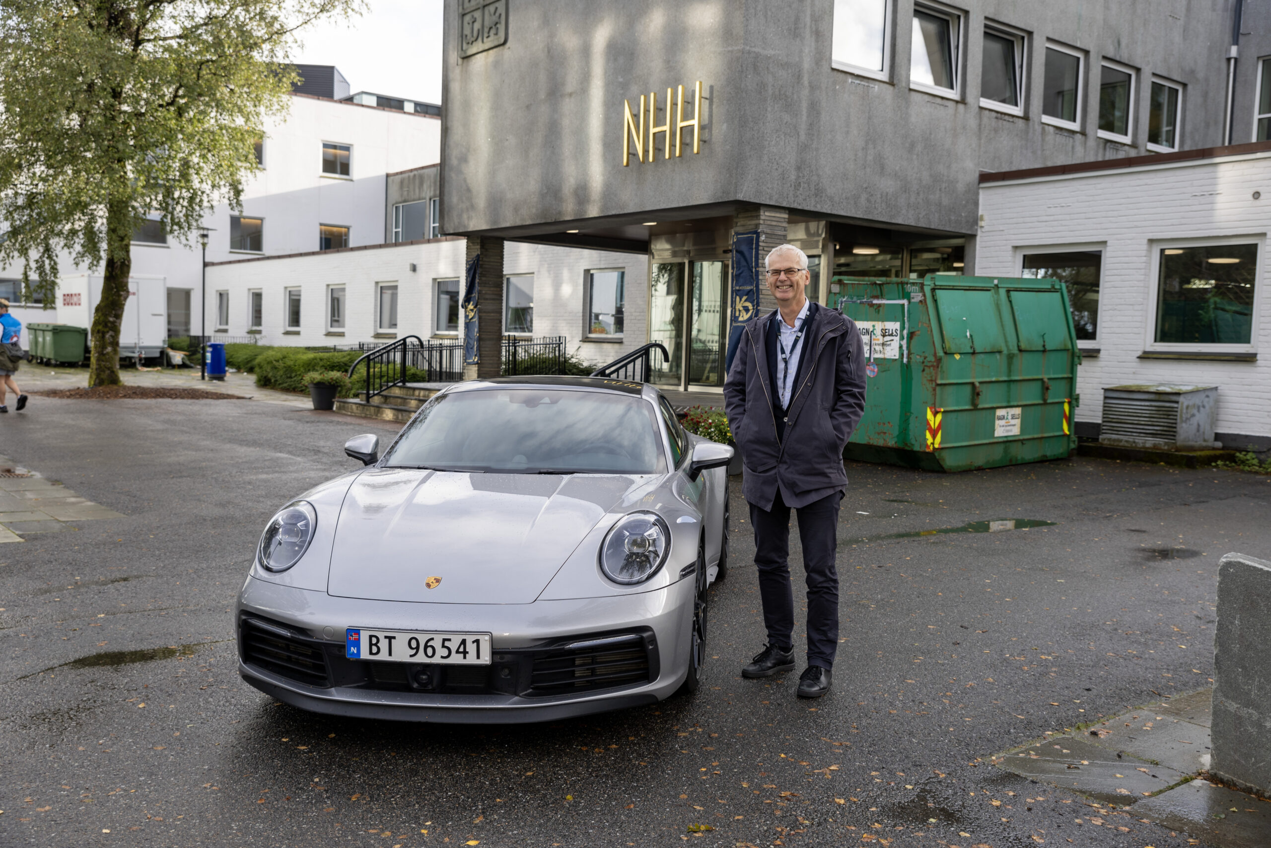 Thøgersen sin nye Porsche har blitt et velkjent syn på parkeringsplassen. Foto: Oskar Bondkall/Foto NHHS